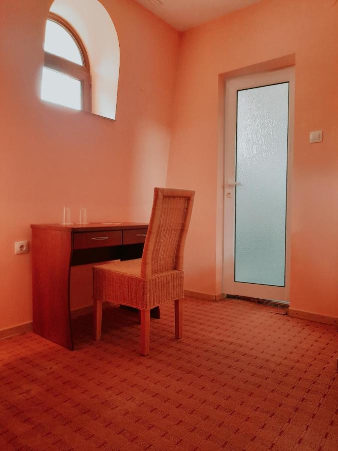 Family Art Hotel Gallery Pleven ภายนอก รูปภาพ
