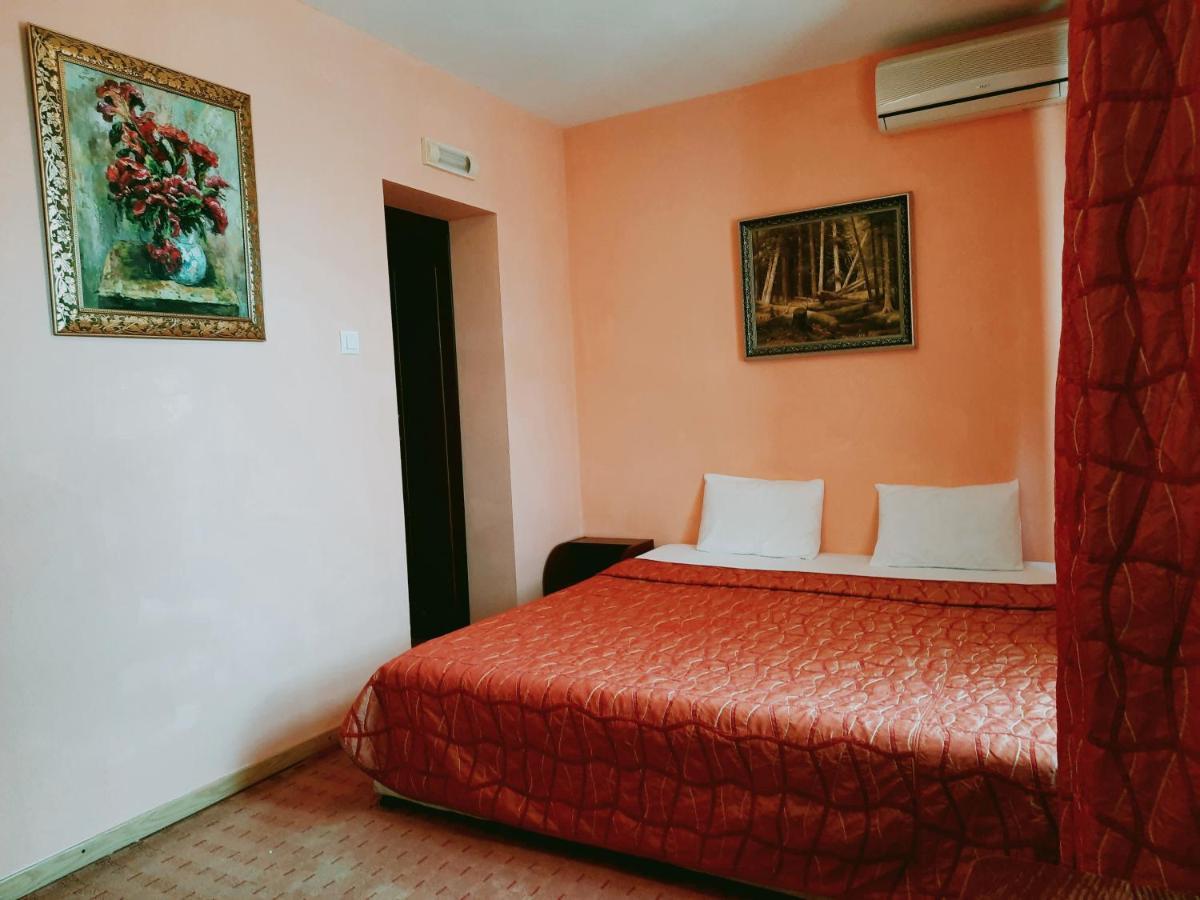Family Art Hotel Gallery Pleven ภายนอก รูปภาพ