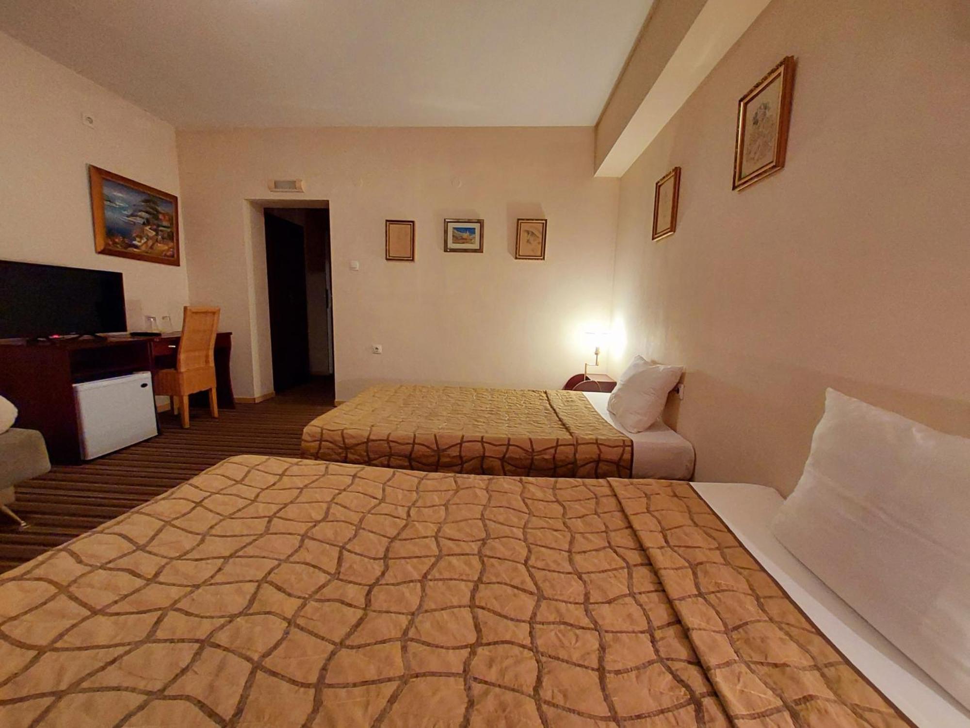 Family Art Hotel Gallery Pleven ภายนอก รูปภาพ