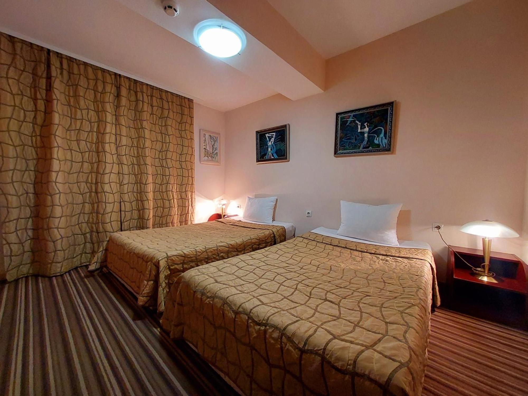 Family Art Hotel Gallery Pleven ภายนอก รูปภาพ