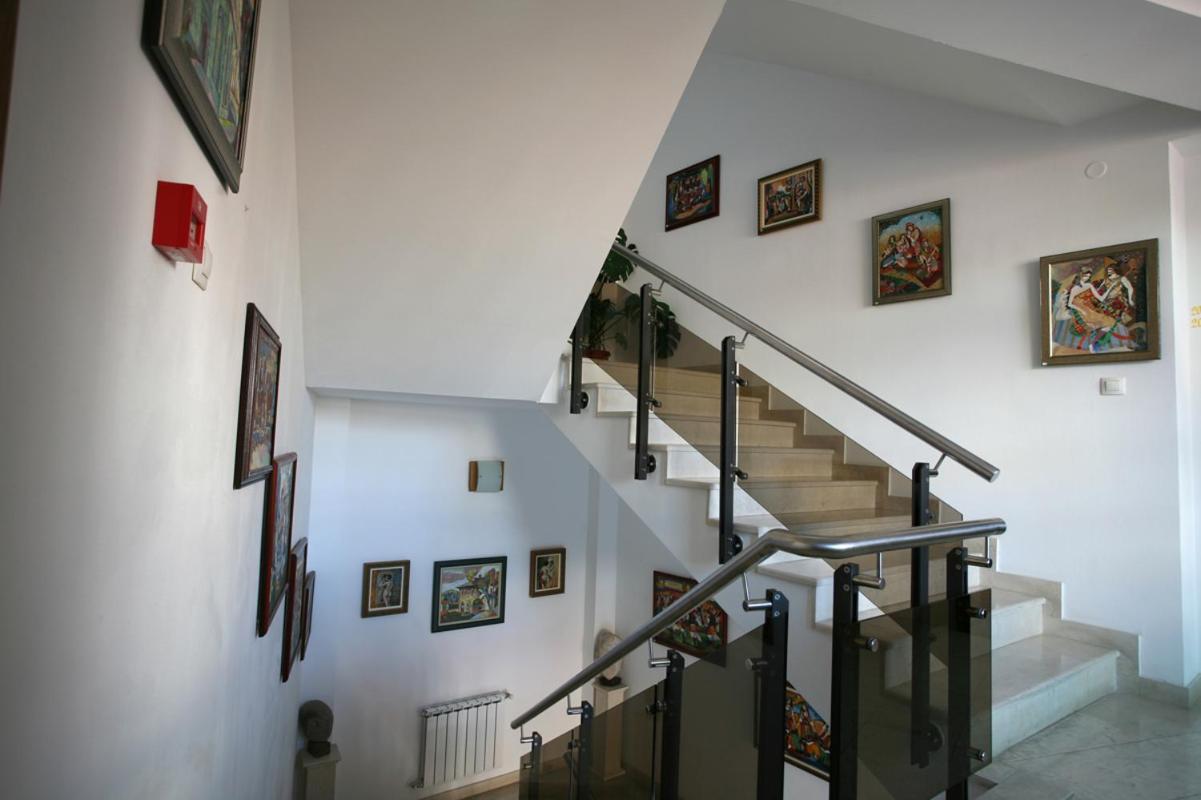 Family Art Hotel Gallery Pleven ภายนอก รูปภาพ