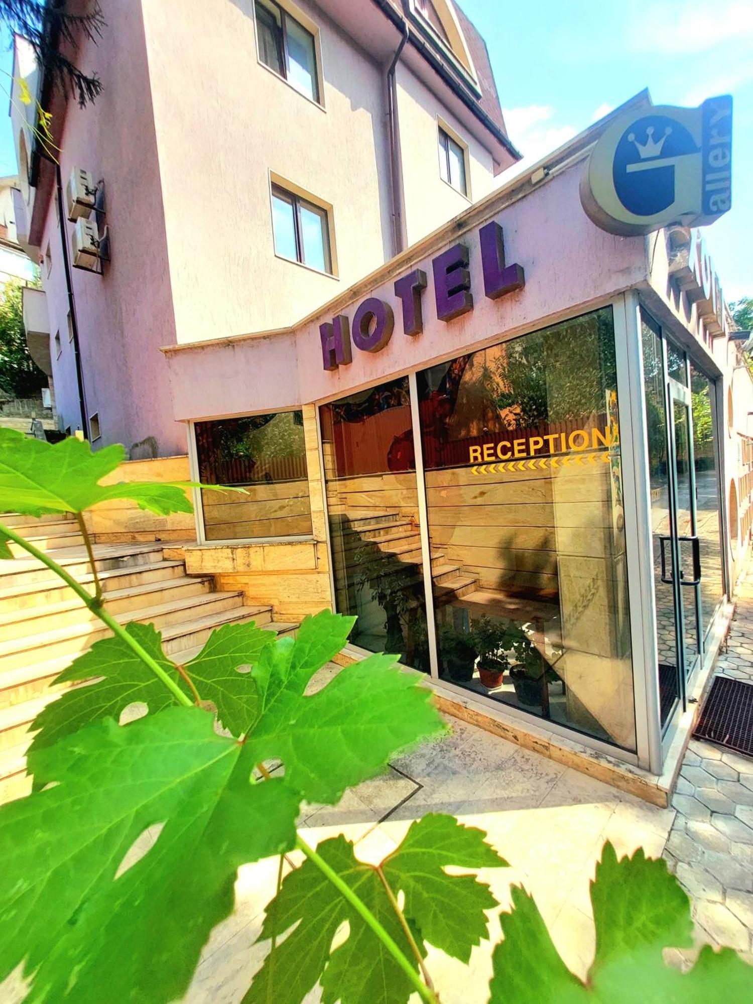 Family Art Hotel Gallery Pleven ภายนอก รูปภาพ